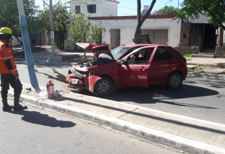 Lee más sobre el artículo Un automóvil estrelló contra un poste de luz
