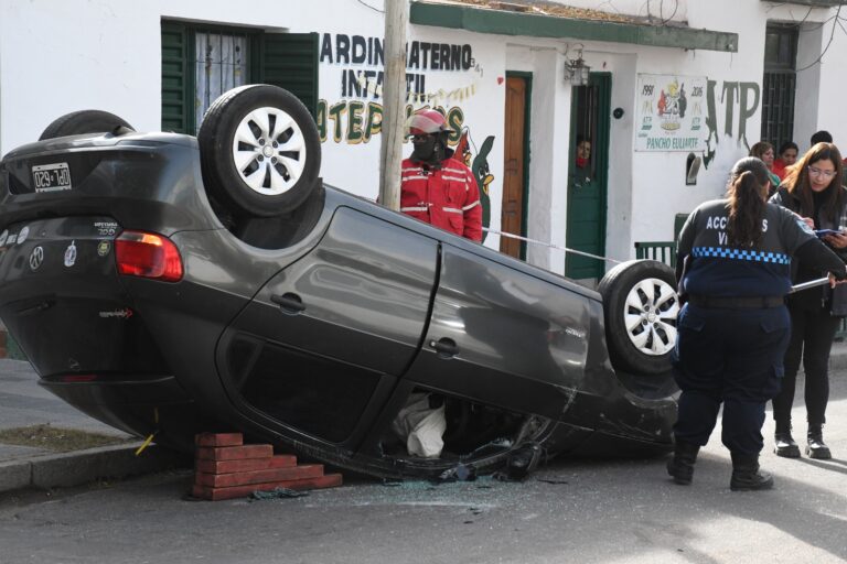 Lee más sobre el artículo Conductor protagonizó impactante vuelco en el centro de la ciudad