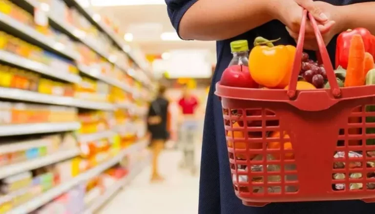 Lee más sobre el artículo El 64% de la gente tuvo que recortar gastos en alimentos por Milei, según una encuesta