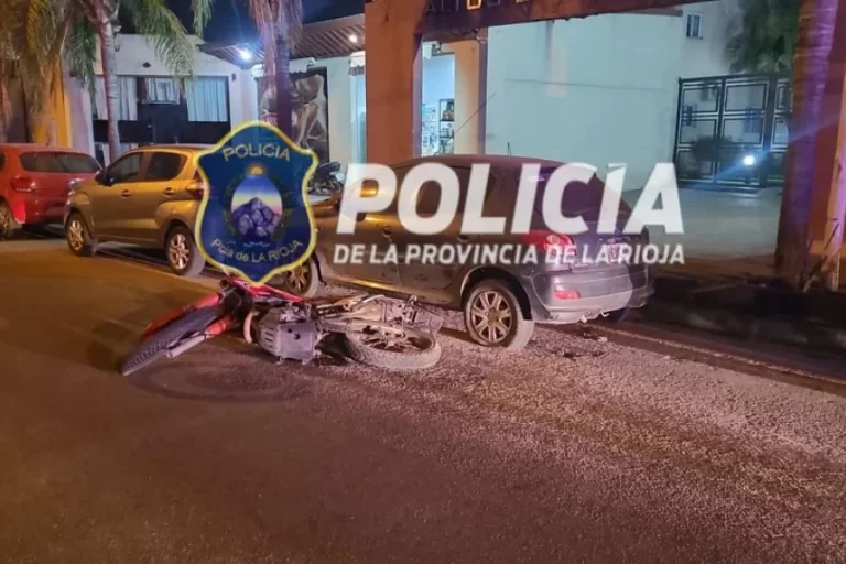 Lee más sobre el artículo Conductor pretendió esquivar un pozo y chocó contra un auto estacionado