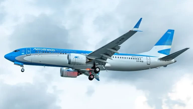 Lee más sobre el artículo Paro de aeronáuticos complica a miles de pasajeros en Aeroparque: hay demoras y cancelaciones