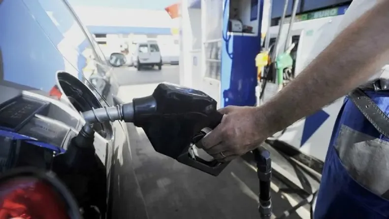 Lee más sobre el artículo El Gobierno oficializó el aumento al impuesto a los combustibles: subirá la nafta y el gasoil en septiembre