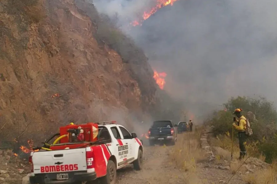 Lee más sobre el artículo Intenso trabajo para sofocar el incendio en el Cordón del Velazco