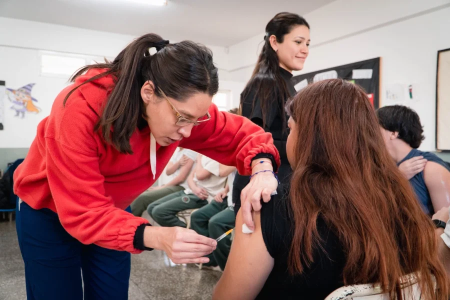 Lee más sobre el artículo Dengue: más de 2.600 jóvenes ya se vacunaron